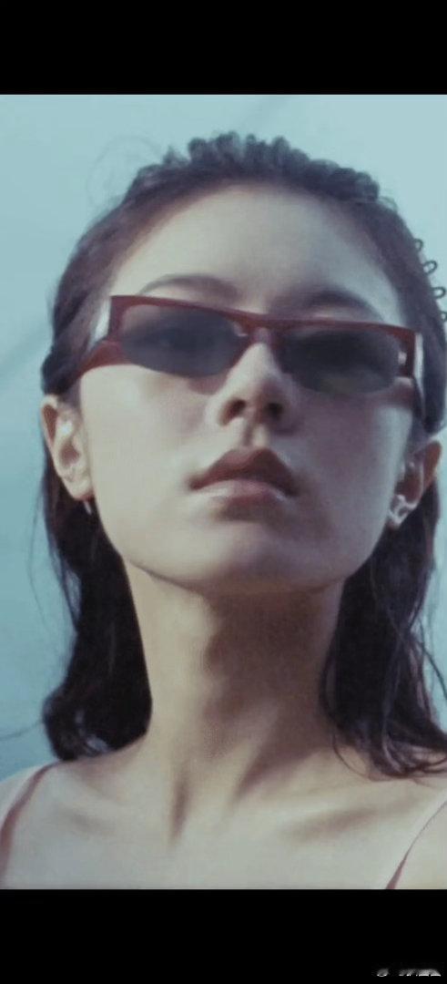 miumiu怎么又给赵今麦丑衣服穿～