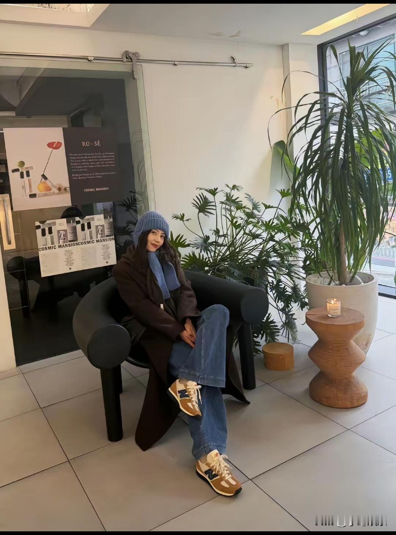 高圆圆的气质堪称一绝！无论穿什么都韵味十足，就像一个行走的衣架子。虽说她已步入中