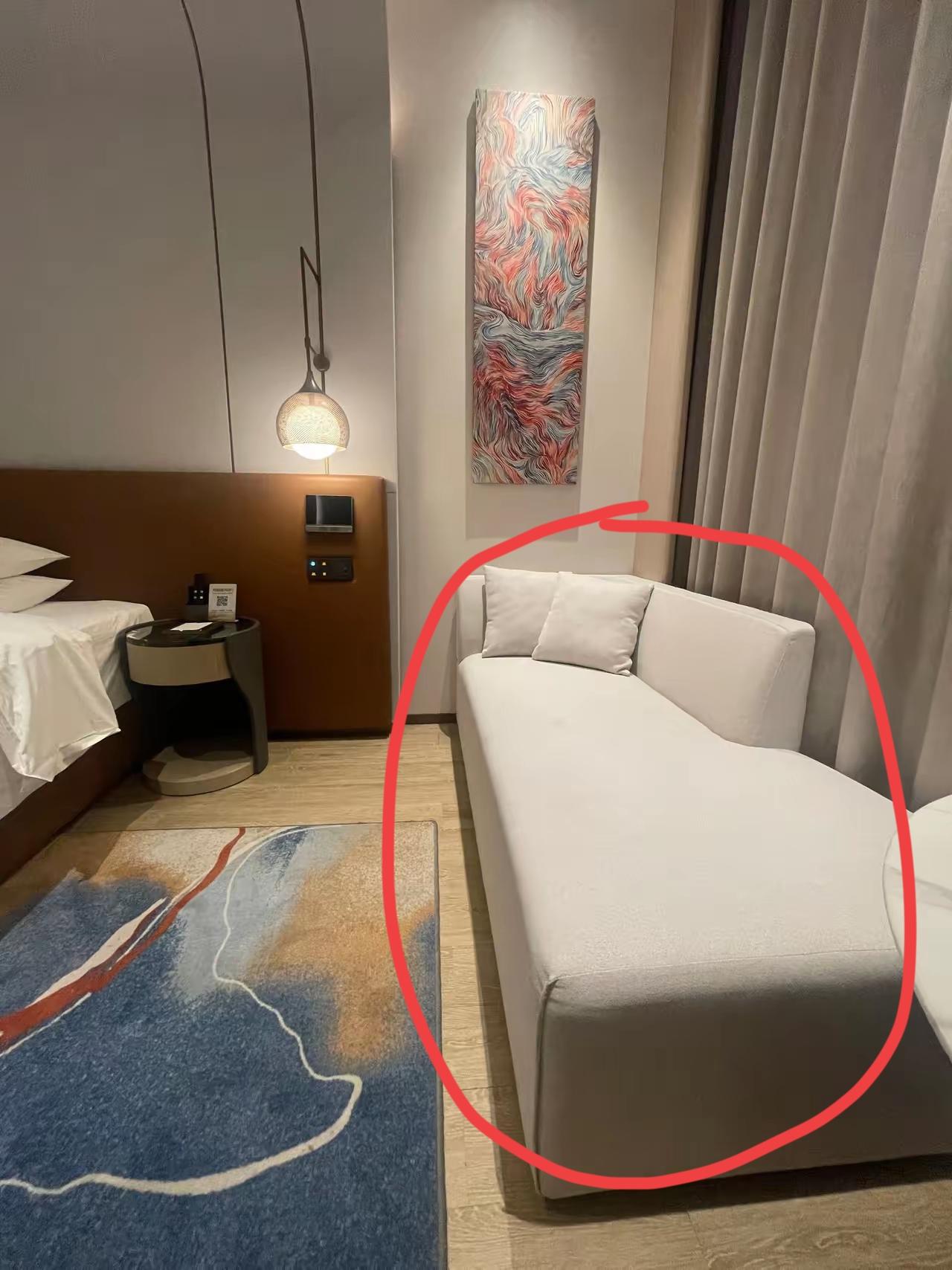 这么狭窄的空间，居然放了一张这样的沙发，真的很少见，如果是放着一个茶几和两个单人