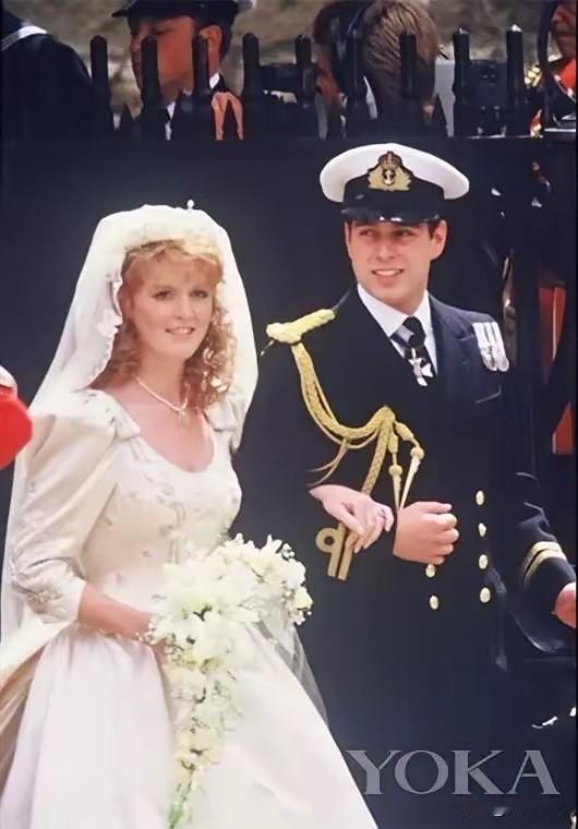 面目全非！前王子安德鲁可谓是面目全非！回顾安德鲁与莎拉的婚礼，当时的安德鲁年