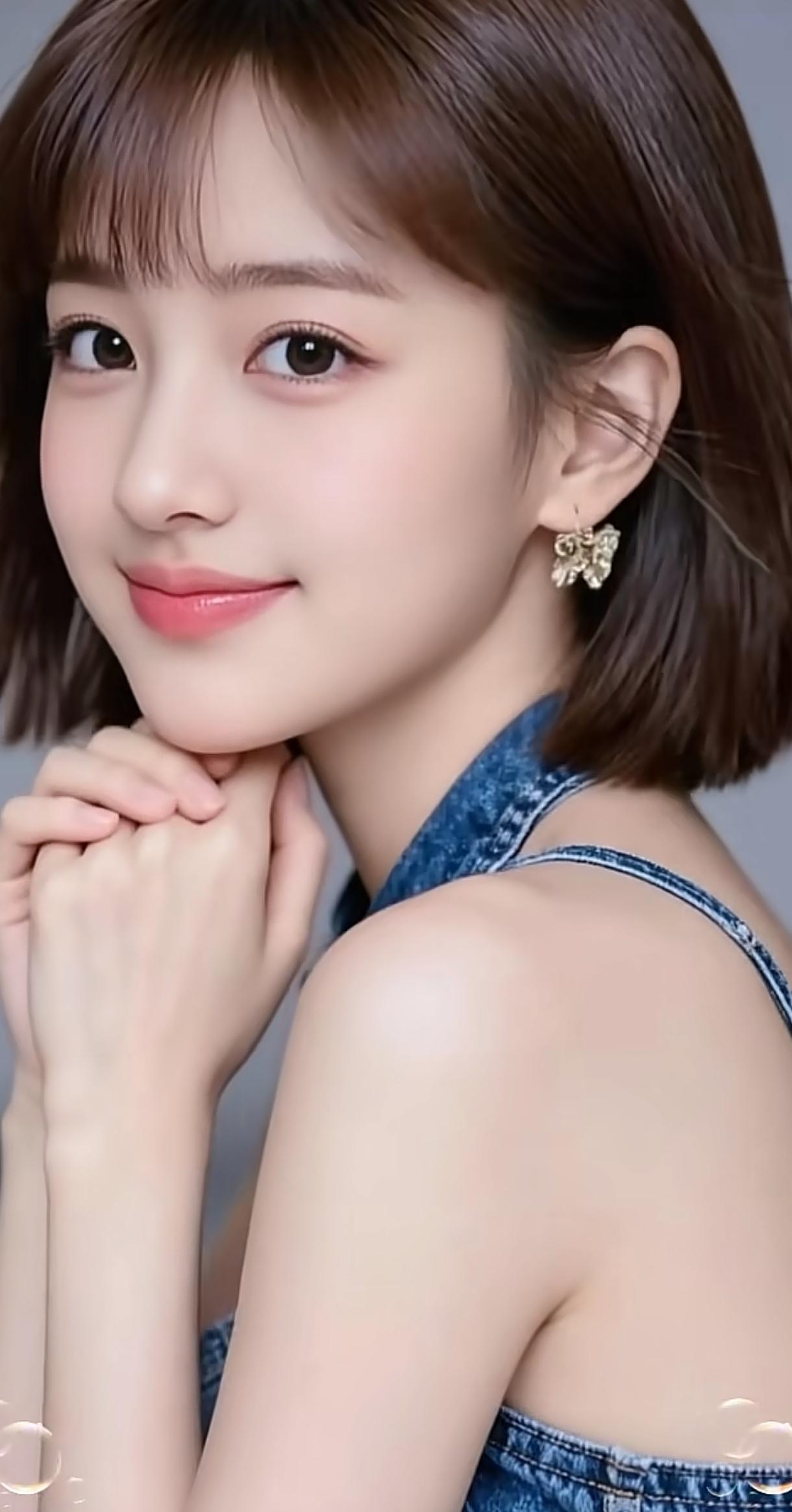 甜美少女风，牛仔背带裙搭配精致耳饰，元气满满！🌟💖随手拍的最美丽的照片牛仔