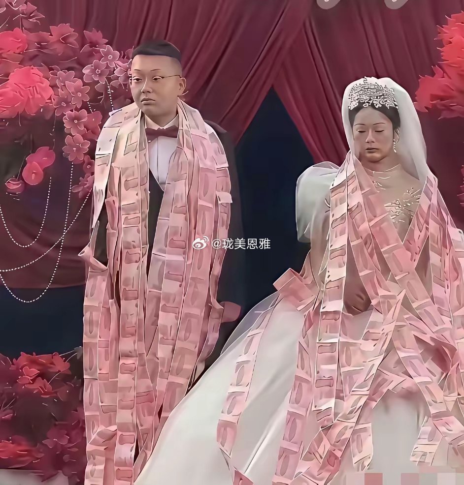 看来新郎真的很爱信新娘啊，婚纱都是这个形式