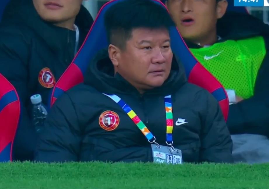 下半场比赛辽宁铁人队这么多机会但把握不住啊，感觉这中前场配合打的照比去年中甲时差