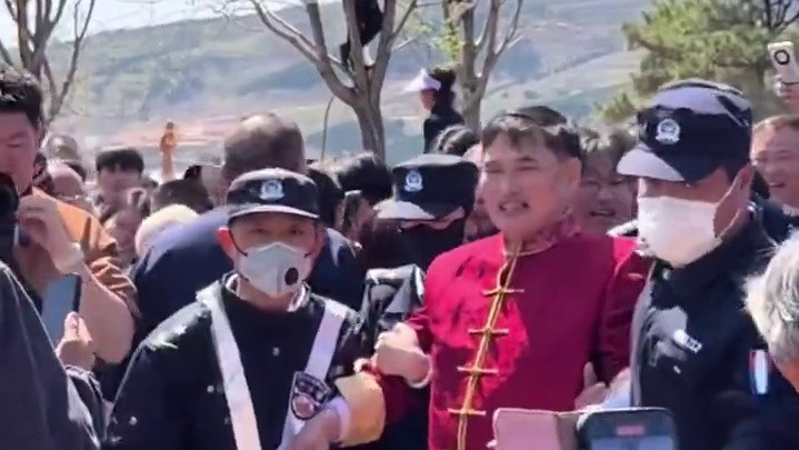 #大衣哥称大不了回家种地养鸡#【#大衣哥遭黑粉举报说得争口气#：演出有就有，没有就算了，但我得争口气】