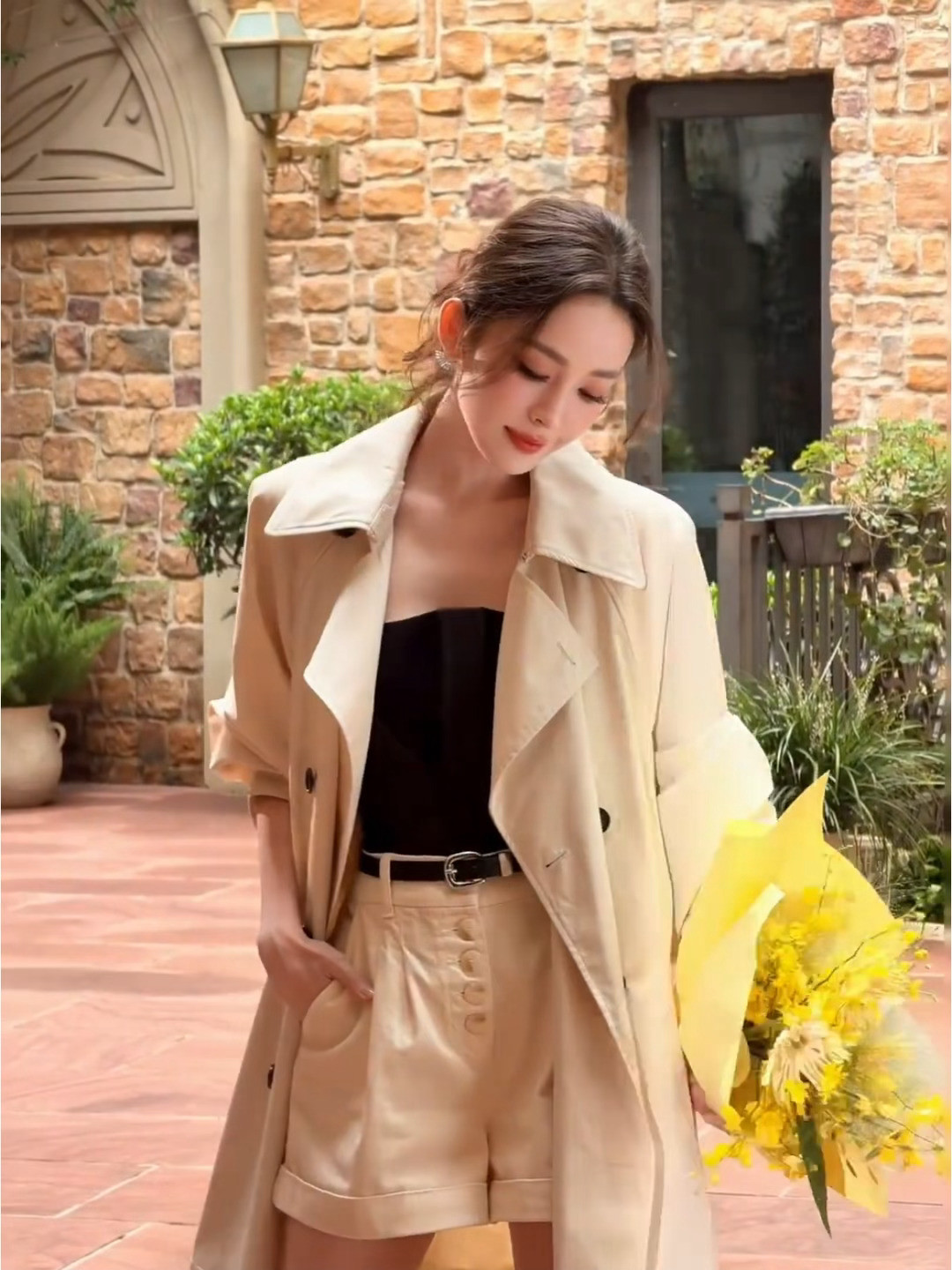 娜扎随便走两步就出片了此女出片像呼吸一样简单，娜扎：左右走走摄影师：有了有了，
