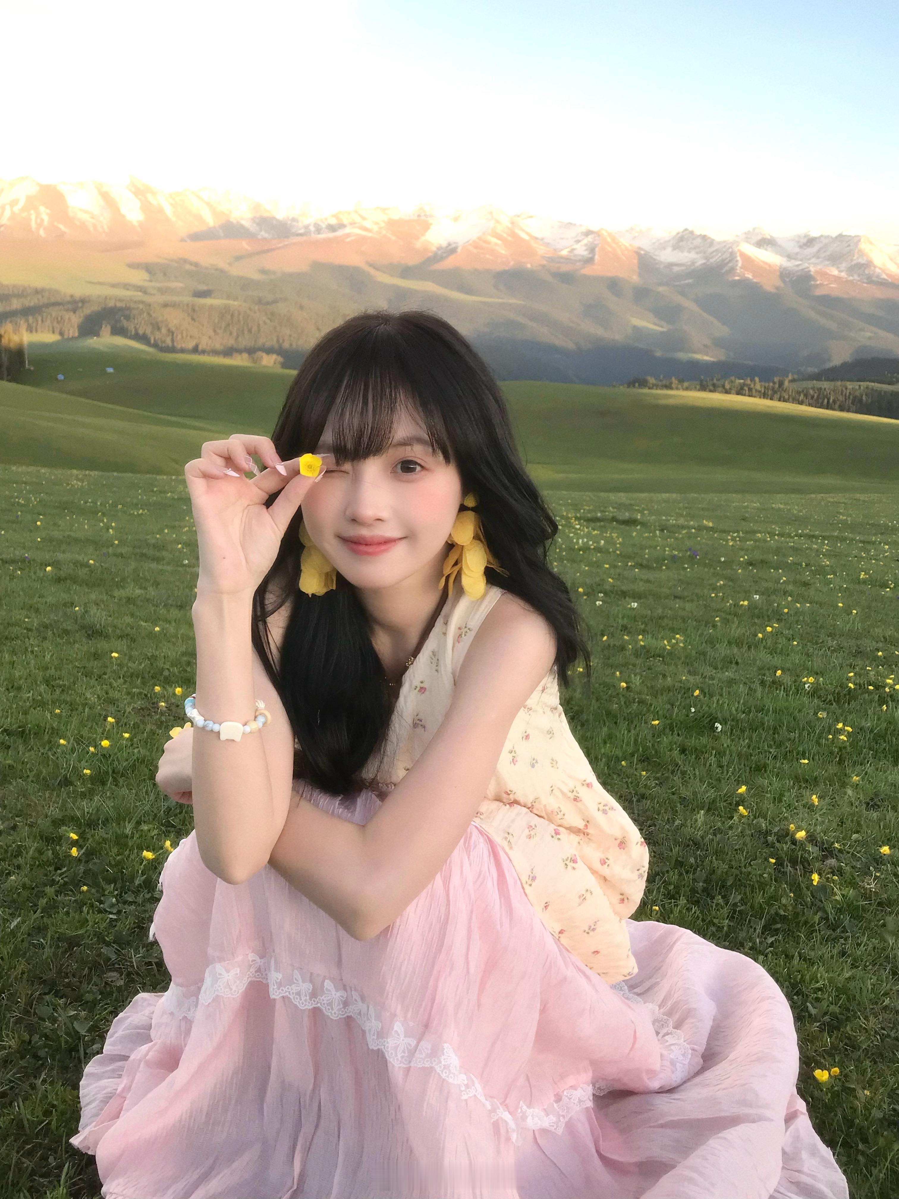 “雪山脚下彩色自由的我”​​​