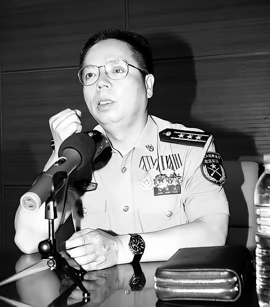 1984年，令人窒息的云南老山丛林，二十岁出头的战士陈洪远，误闯入一个黑漆漆山洞