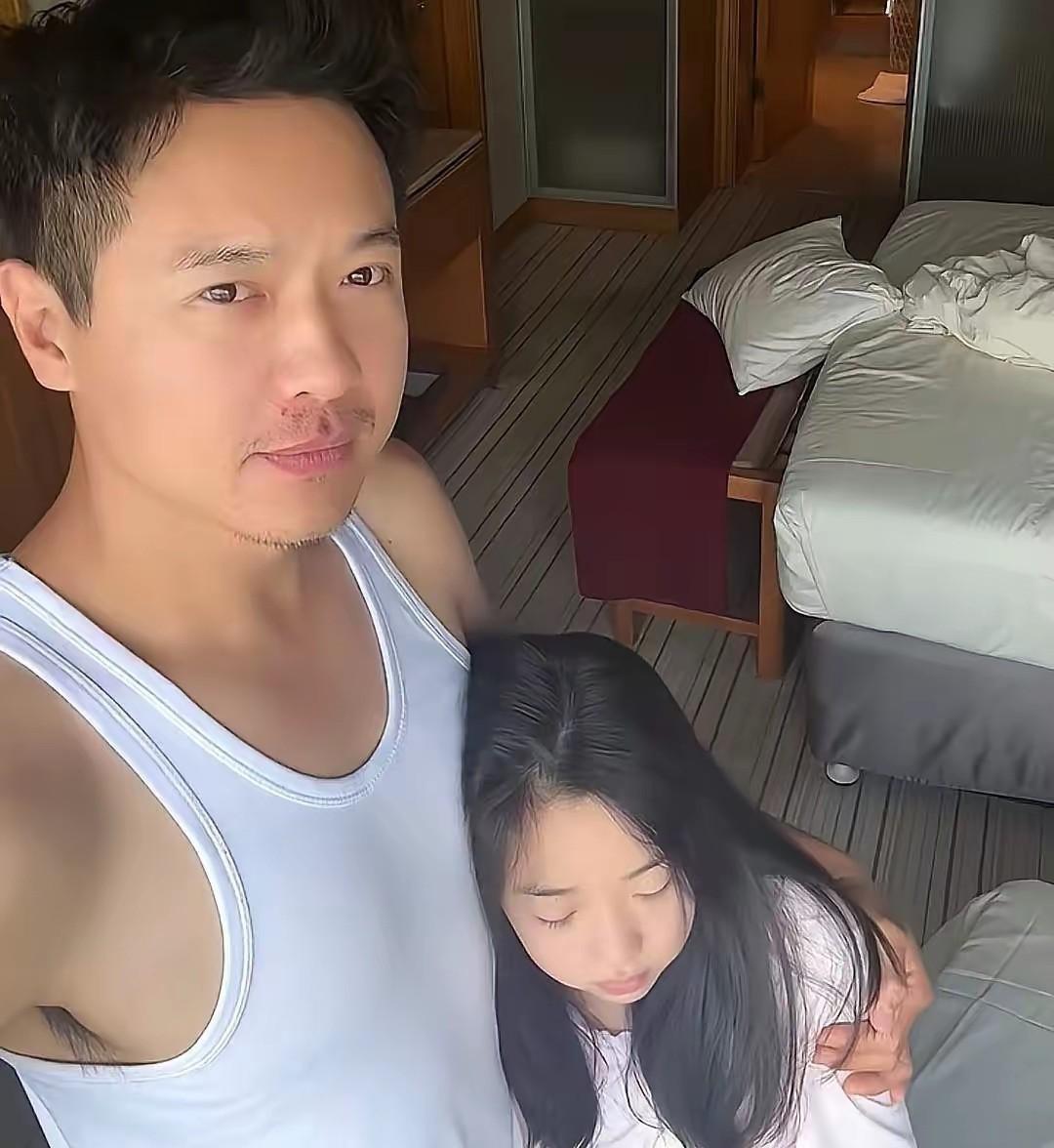小酒窝来天津找爸爸，没进家门，父女俩反手就包了一间酒店套房。这不是生分，是成年