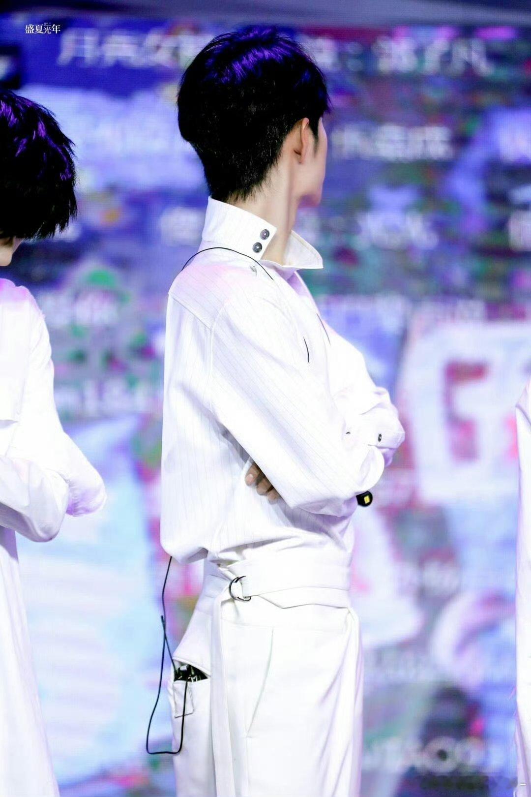 肖战的腰真的好细好细整理裤子的时候还会下意识嘟嘴好萌🤤🤤