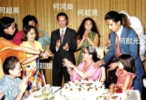 四张全家福，四位太太，十七个孩子，赌王的笑纹里夹着算盘声。他每添一张合影，就把