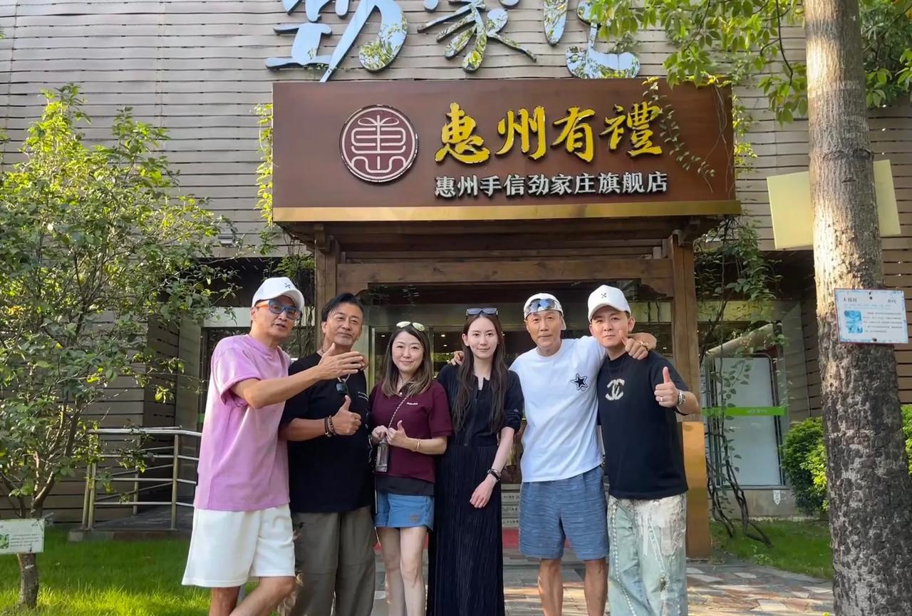 每次约他们来，不是刮风就是下雨。今天阳光明媚！