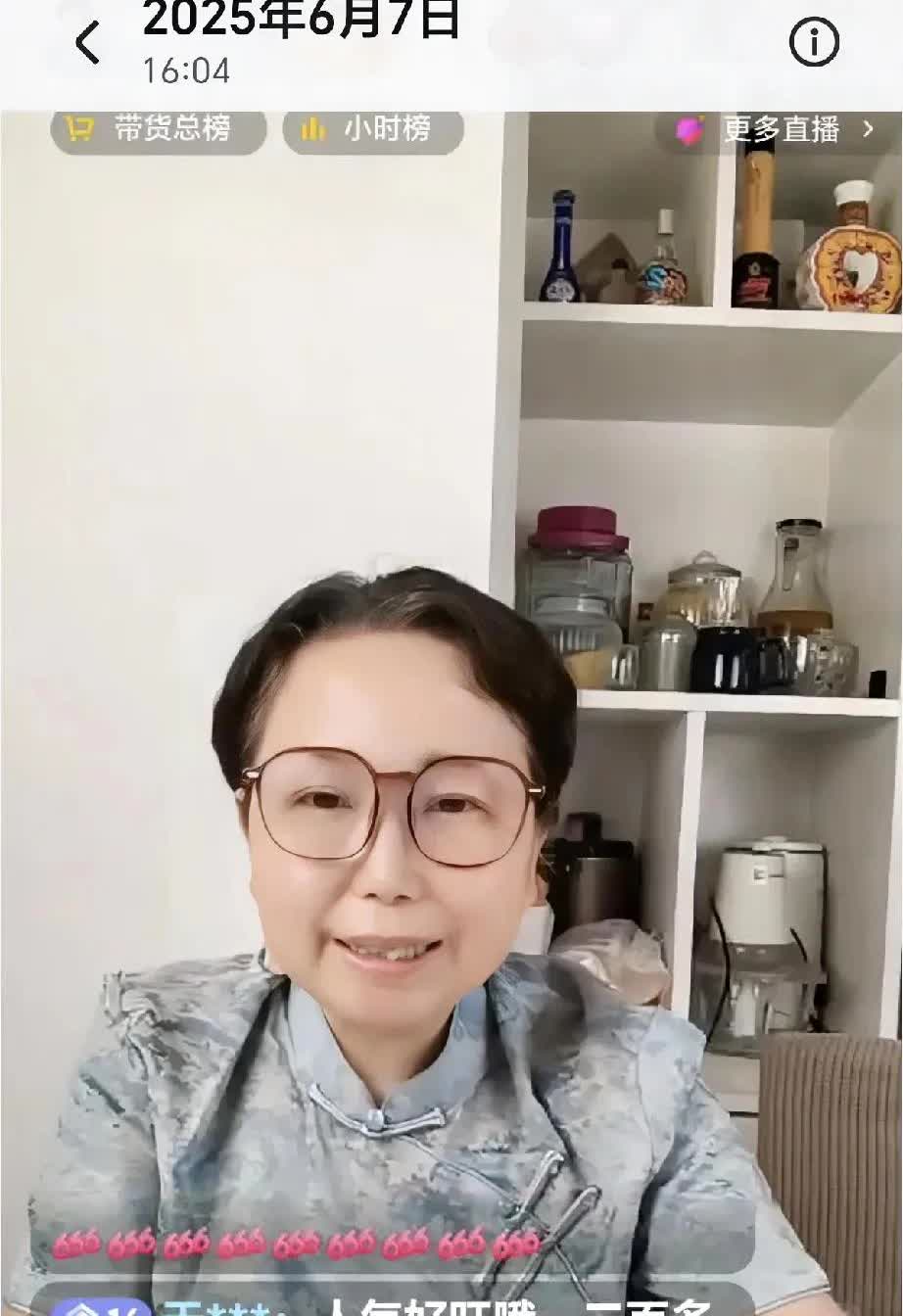 老杜正在卖面皮，有网友说，人气好旺哦，200多人啦老杜看见后说，咱们不买粉哈