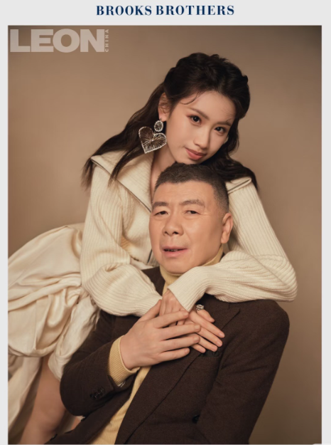 父女情深的一个瞬间。不得不说，女大十八变，越变越好看了。养女徐朵身着Brook