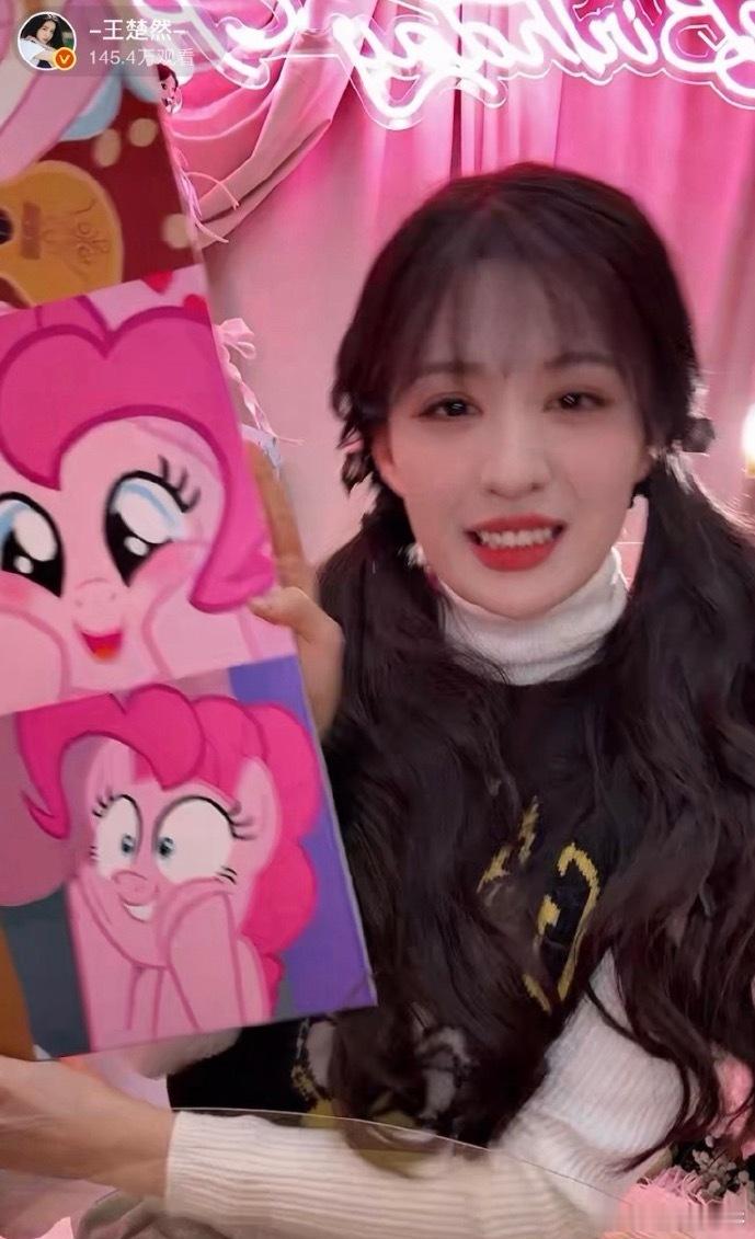 王楚然表情包连拍双马尾甜妹楚然在线整活！从疑惑橘猫到小马宝莉，热梗玩了个遍，这