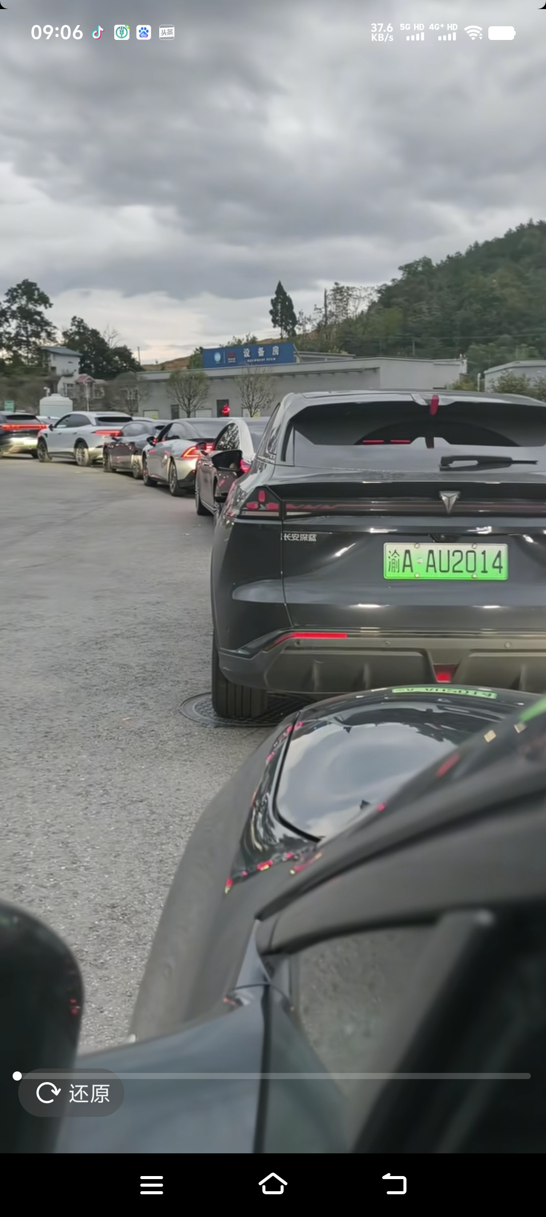 想到国庆高速会堵，却没想到充电比堵车还堵。长长的队伍根本看不到头望不到尾，充电就像食堂打饭一样排队等