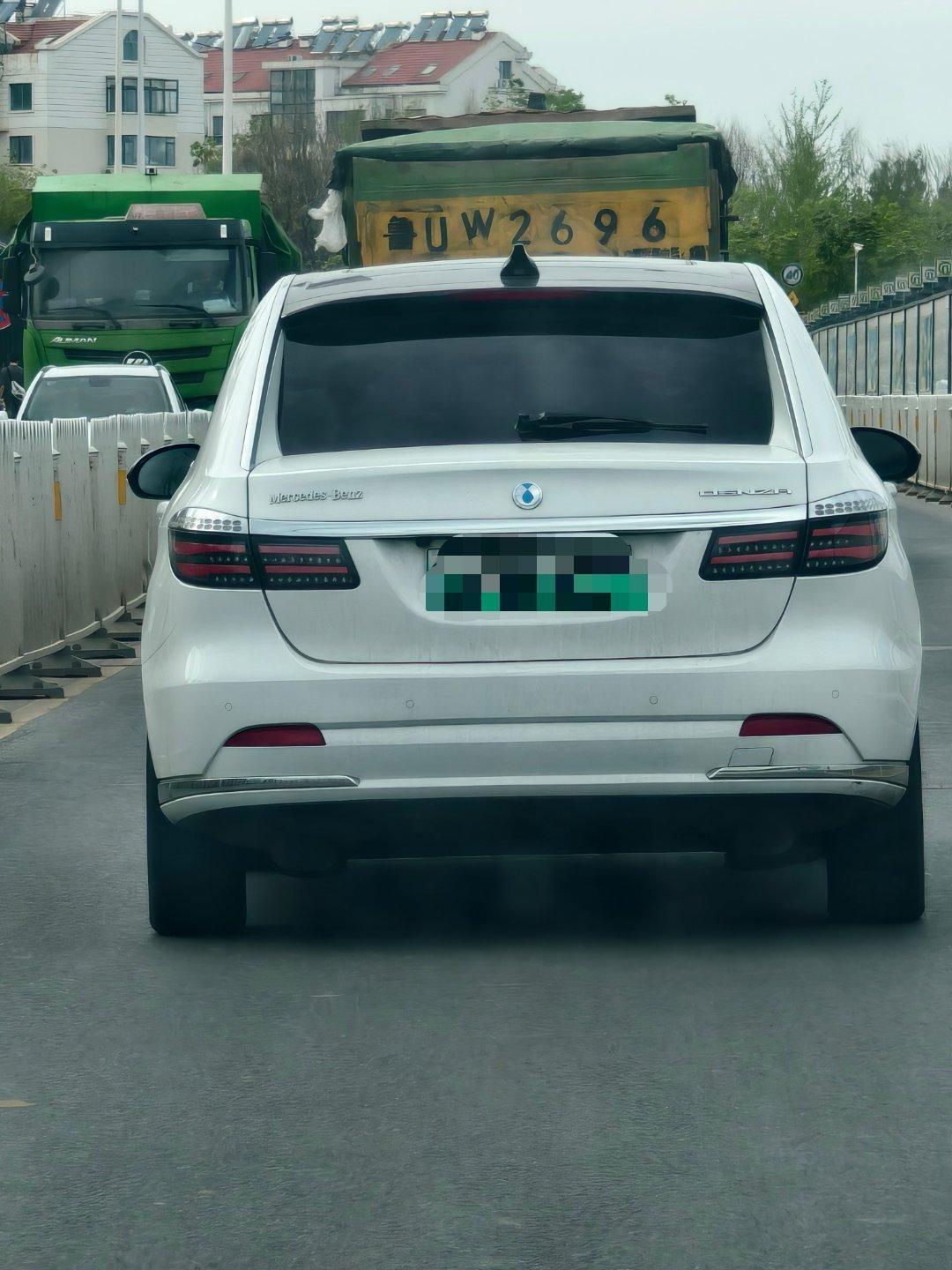 假期第一天，有没有跟我一样，堵在路上的？[doge]偶遇老款腾势和仰望U8。​​​