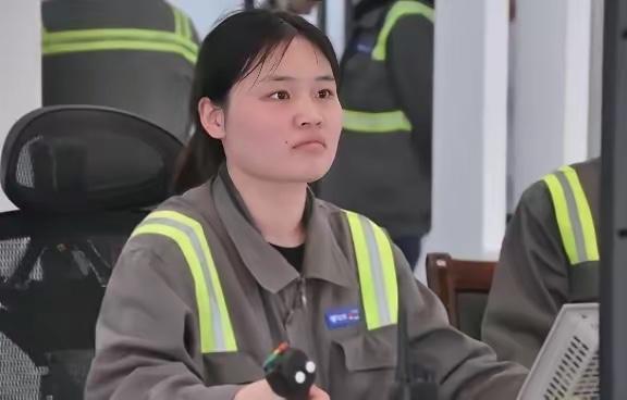 28岁211法学女毕业生李丽，考公失利、当实习律师收入微薄，后来转行到宁波北仑码