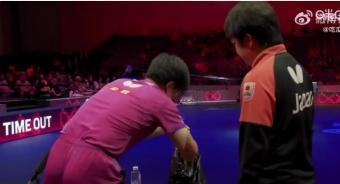 裁判都愣住了。9比7，张本智和正处于领先，突然被裁判叫住，原因不是因为技术问题，