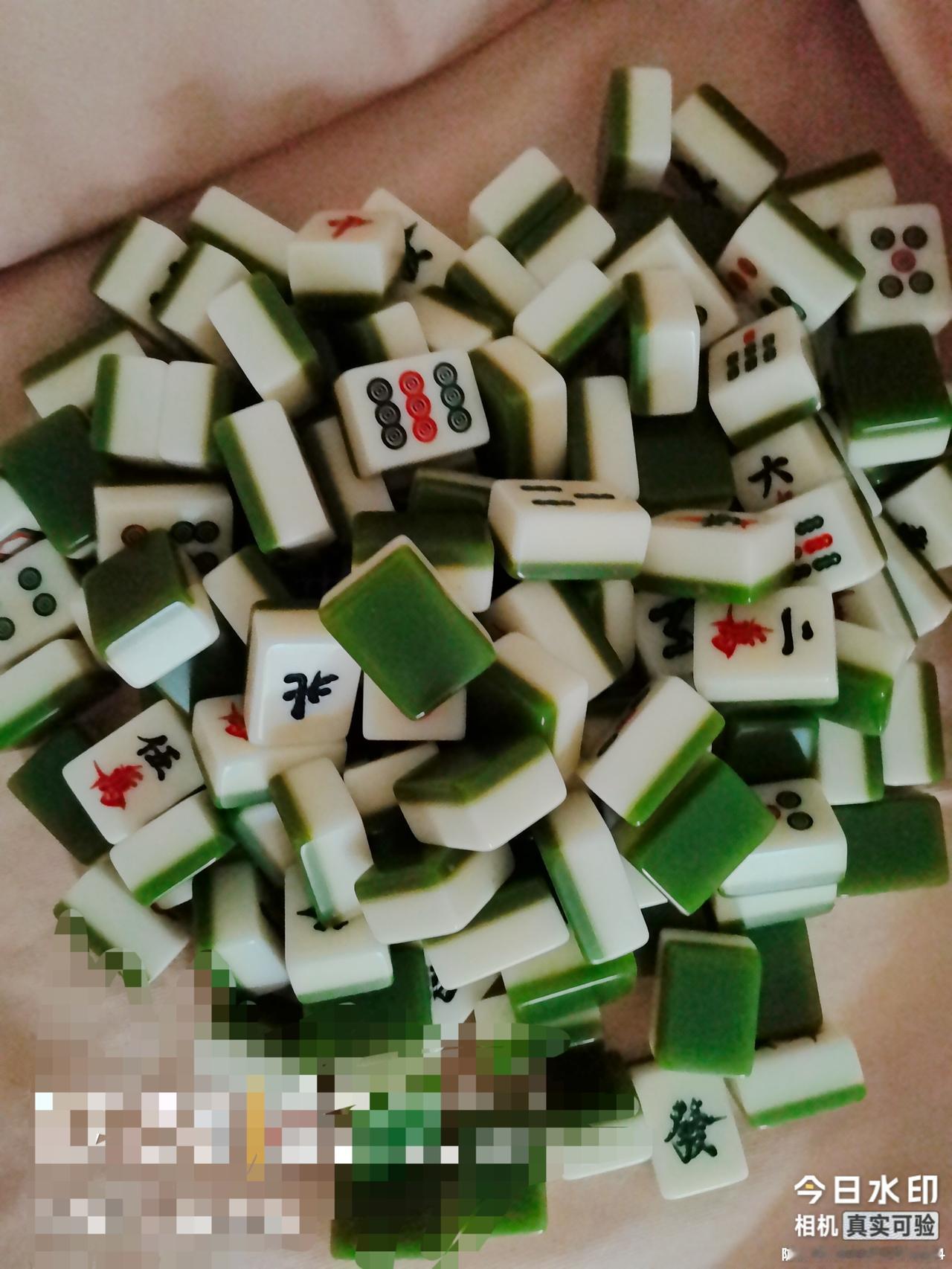 打麻将时牌风最不好的那个哥们正式退休了昨天几个好友小聚，得知共
