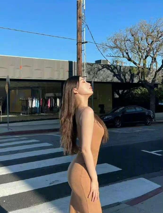 虞书欣每天一杯奶茶好吧，连虞书欣都每天一杯奶茶，看完欣欣子直播大口喝奶茶直接打