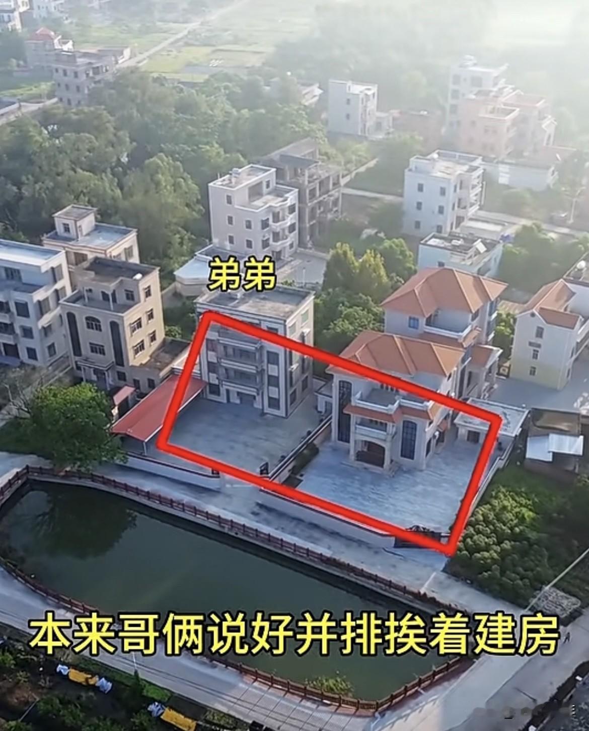 本来哥俩说好并排挨着建房🏠到头来二哥偏偏往后退了几米，实在搞不懂他咋想的⁉