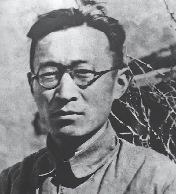 遵义会议前，王稼祥主动找毛泽东交流，当时红军内部对军事路线的争论越来越激烈，很多