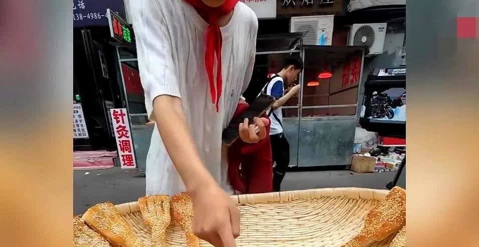 近日河南郑州，一28岁男子研究生毕业后，辞职回了老家，摆摊卖起了烧饼，只卖1元一