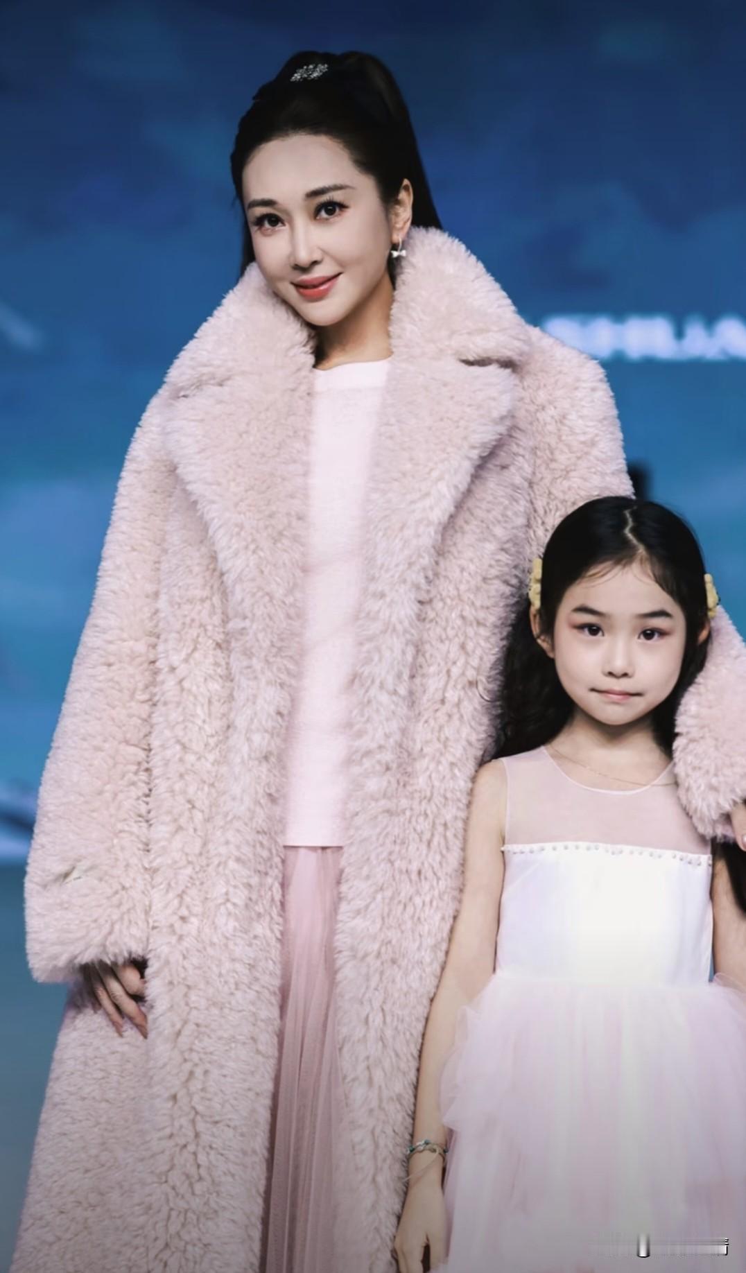 杜若溪和严屹宽的女儿好漂亮！7月9日，杜若溪晒出一则带女儿肉肉在ZHANGS