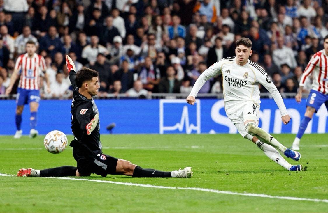 结束马德里德比连续6场不胜的尴尬！维尼休斯双响，巴尔韦德进球+红牌，十人皇马主