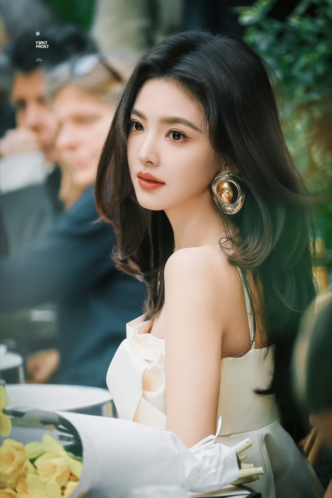 章若楠巴黎美的好权威章若楠在巴黎的每一刻都在发光，秀场生图里的光影衬得她五官立