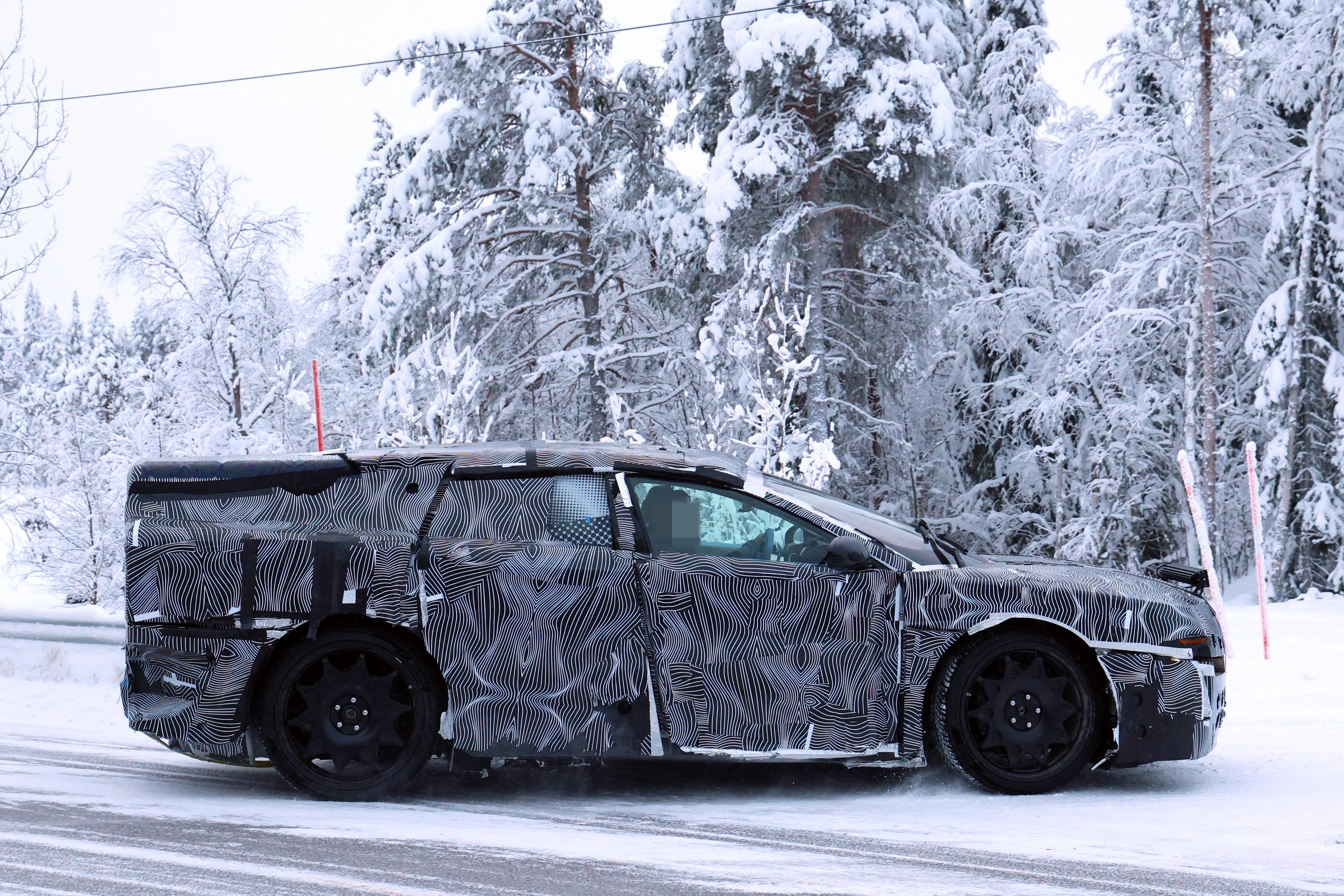 5月官发，现在还超重伪装，可见法拉利LUCE的保密程度。这也有利于保持它的心理期