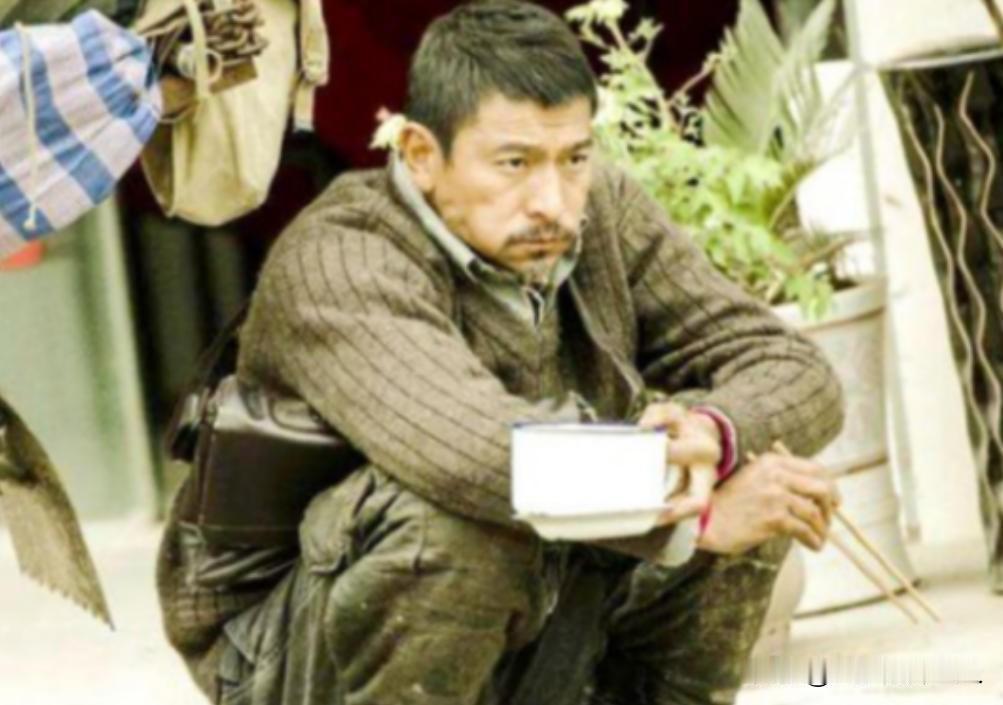 2015年，刘德华在拍摄《失孤》时，蹲在地上吃盒饭。一个内地明星耍大牌道：“这盒