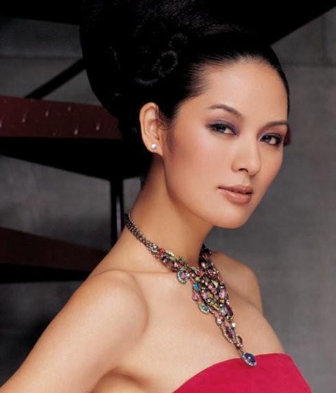 🌞2006年，47岁的春晚导演郎昆趁32岁妻子马艳丽出国，出轨24岁舞蹈家