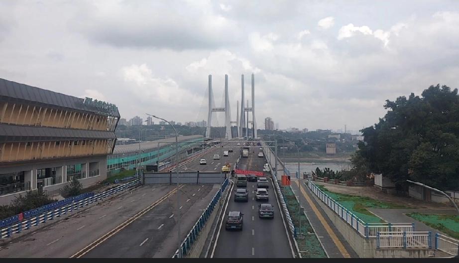 总有人动不动就说重庆爬坡上坎、夏天炎热，并不宜居。可现实是，重庆中心城区常住人口