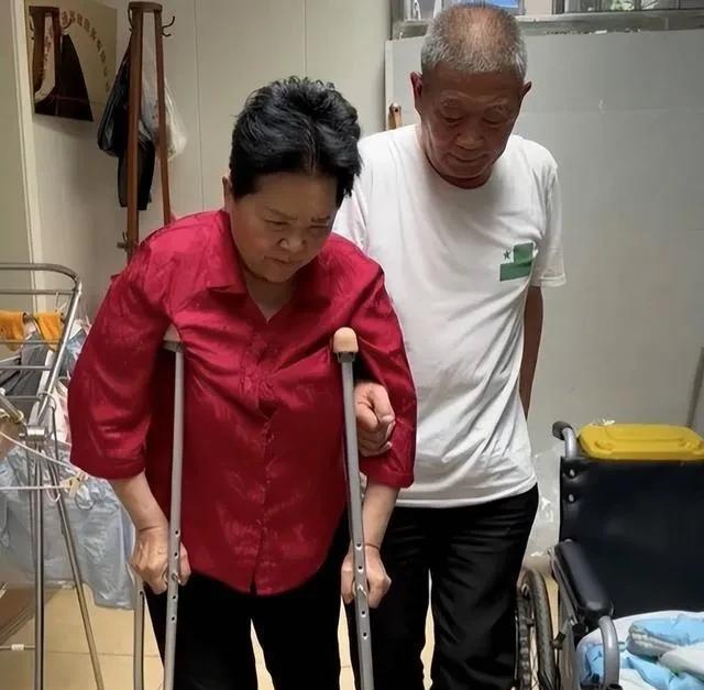 这么多人误会天赐哥哥姐姐了。原来，天赐的哥哥姐姐都关心爸妈和小妹妹天赐！只是他们