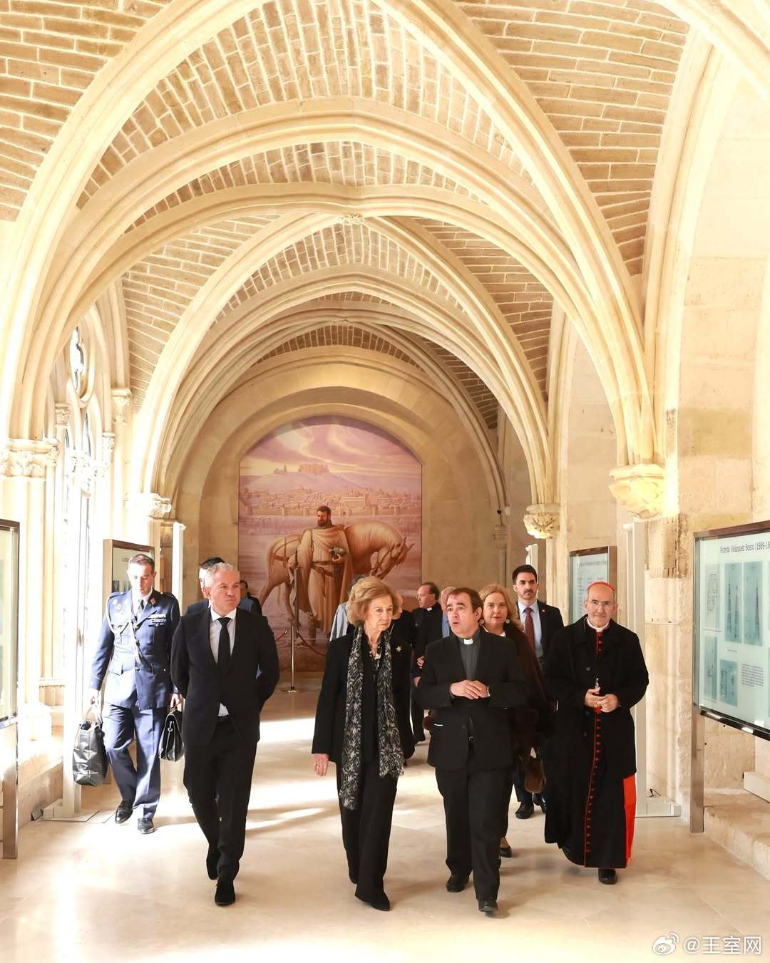 西班牙王室🇪🇸3月2日，索菲亚王后在布尔戈斯主教堂揭幕展览“毕加索”。世界