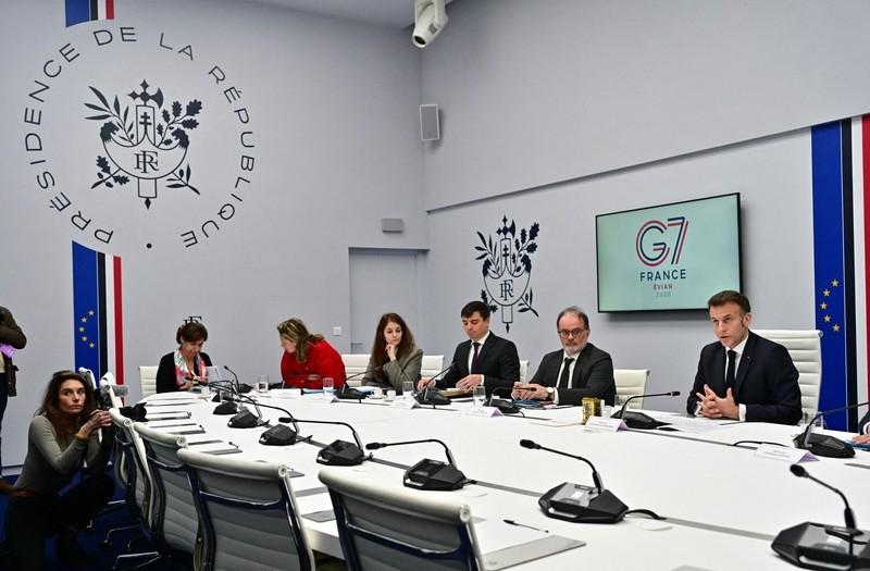 G7摆下“鸿门宴”，中方直接掀桌子不干了！法国这下彻底破防，竟然叫嚣要掐断中国经