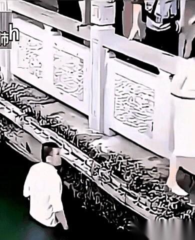 大哥裤子一甩，“噗通”就扎进水里，岸上一片叫好。可他刚游到跟前，手还没碰到人，