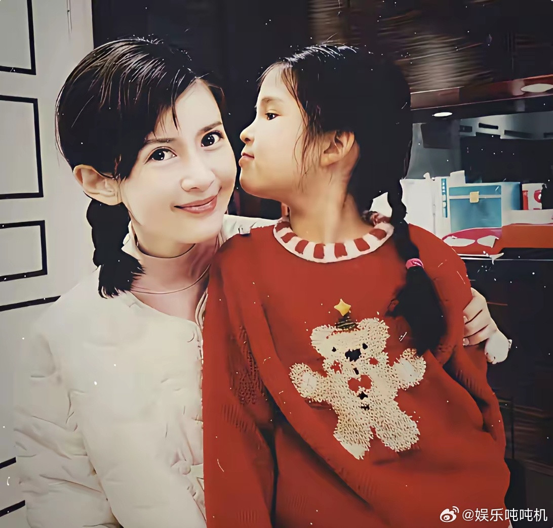 凤凰卫视前美女主持47岁的沈星，保养得像三十出头，她已默默地做了6年的单亲妈妈。