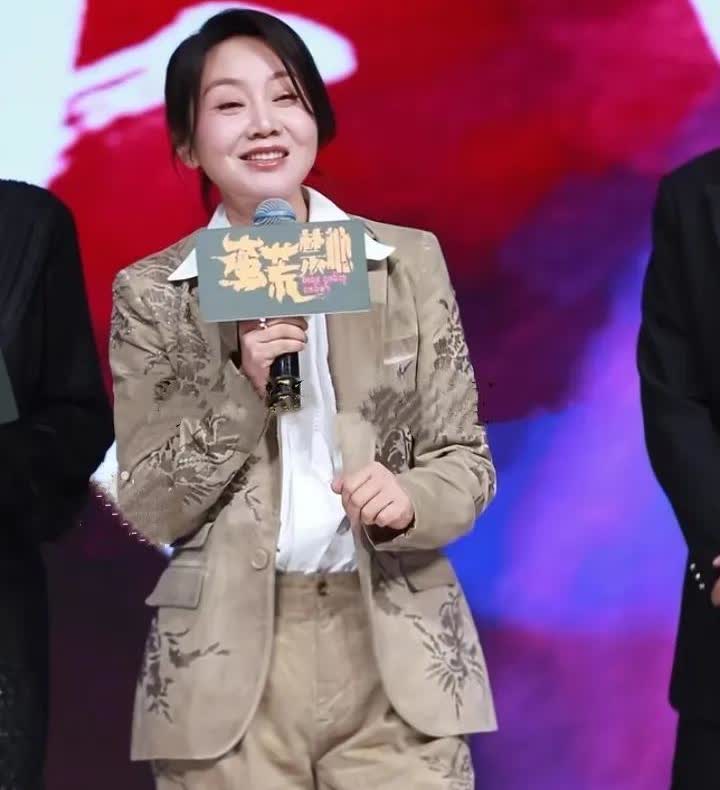 闫妮就像一个微醺的风韵犹存的女流氓[捂脸哭]这个女人不好惹，扭扭捏捏