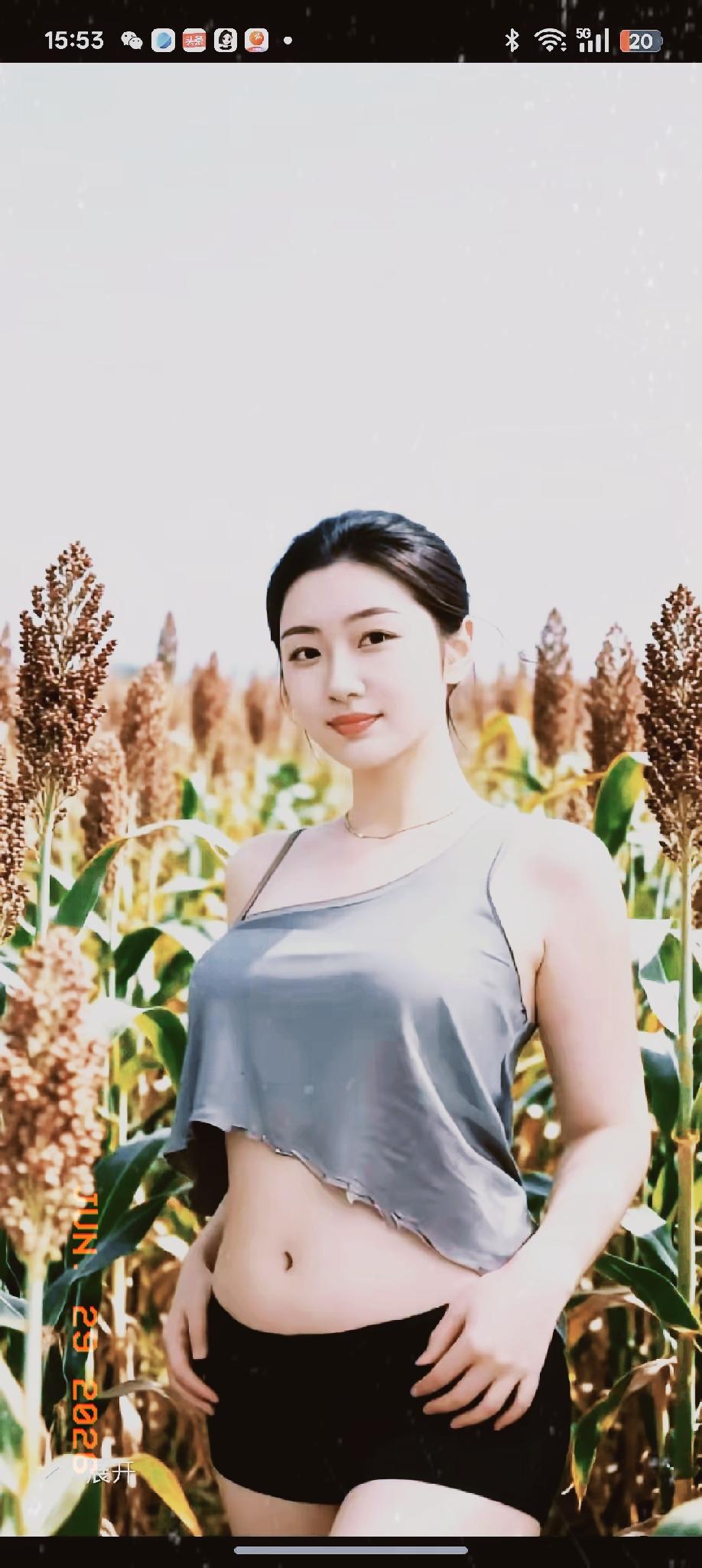 真的越看越纳闷，这么精致亮眼的大美女，偏偏出现在乡下的高粱地里，实在让人猜不透。