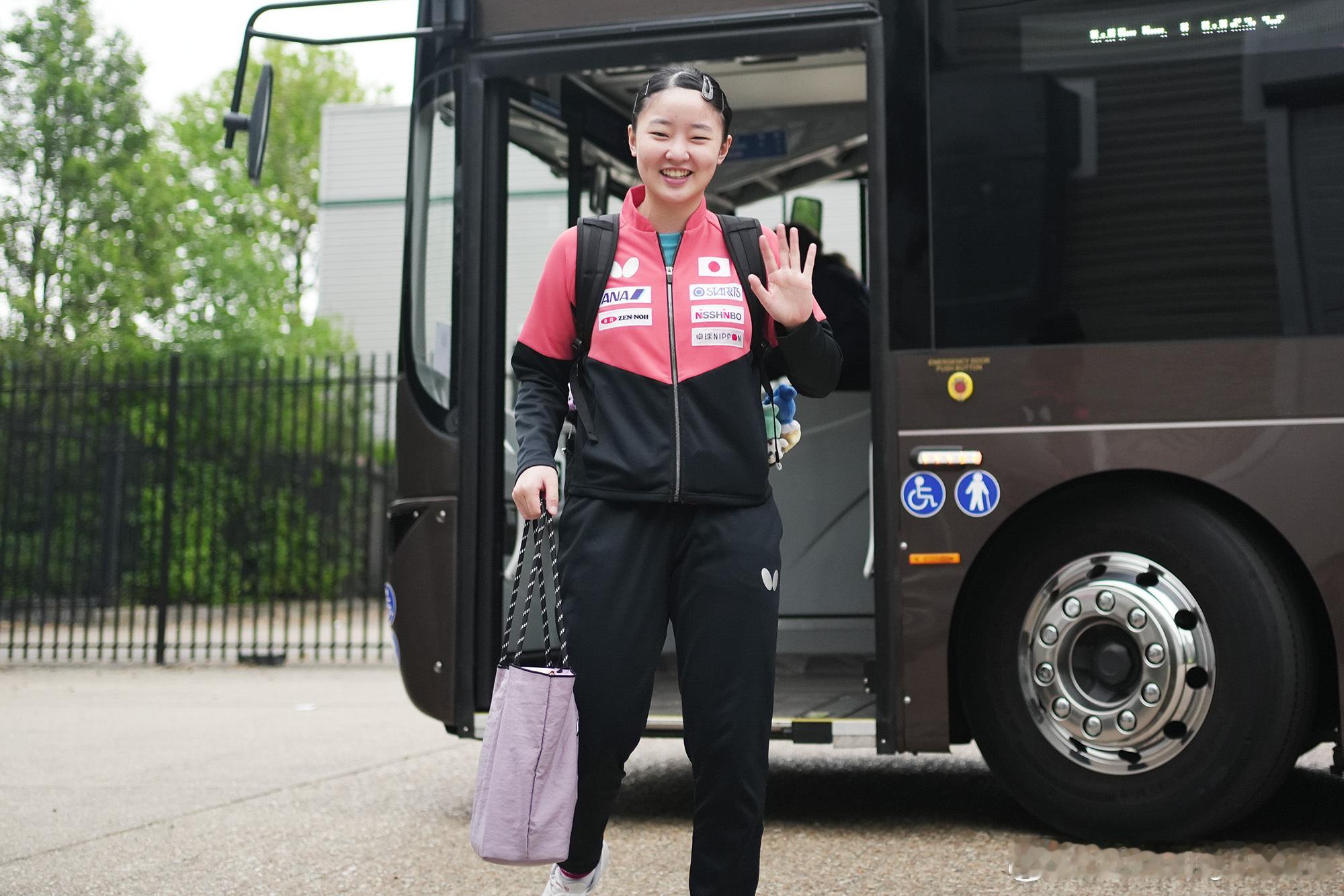 伦敦世乒赛团体赛日本女队到达训练会场张本美和、早田希娜、桥本帆乃香、长崎美柚、