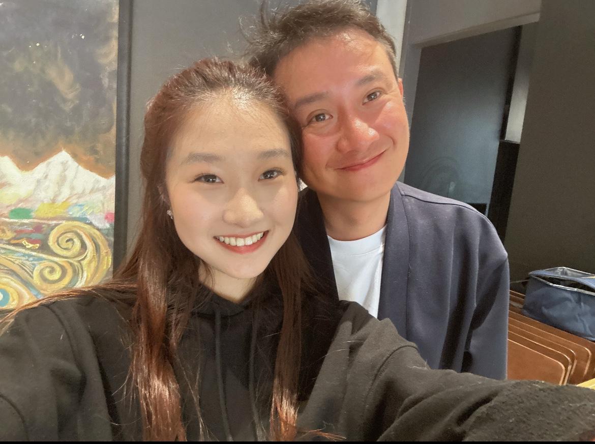 马伊琍女儿久违晒与文章合照，17岁爱玛长得像爸又像妈。小长假第一天和女儿约饭的文