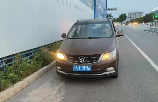 “离奇！”陕西咸阳，一男子把车规规矩矩停在路边车位，下班取车时爱车竟不翼而飞。他