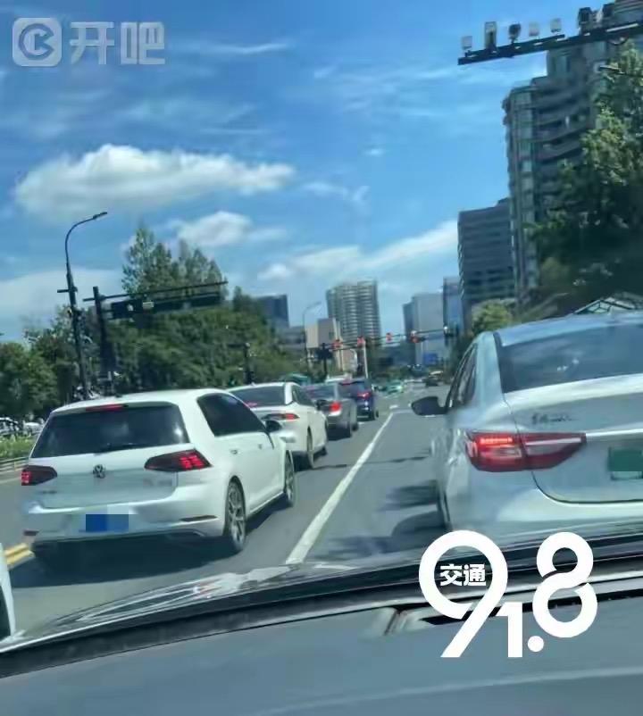 屡教不改！杭州街头“避晒式停车”再泛滥，网友怒批：该严查处罚持续高温炙烤杭州