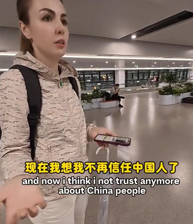 上海浦东机场那事儿，真挺让人堵得慌的。一个乌克兰姑娘，刚下飞机，上厕所把手机落