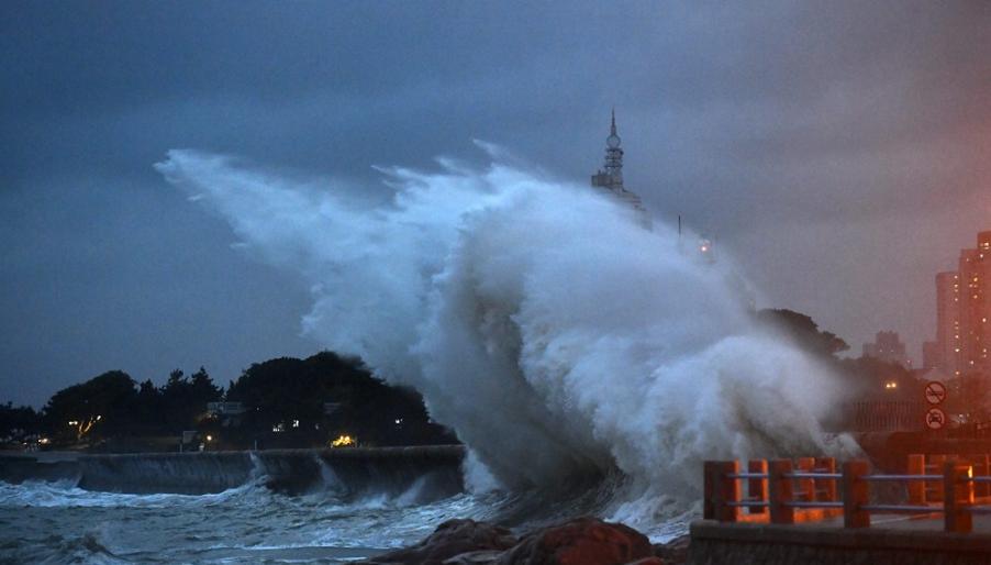 12号台风红霞残余影响我国，13号台风白海豚又来了，这天气到底怎么回事？7月
