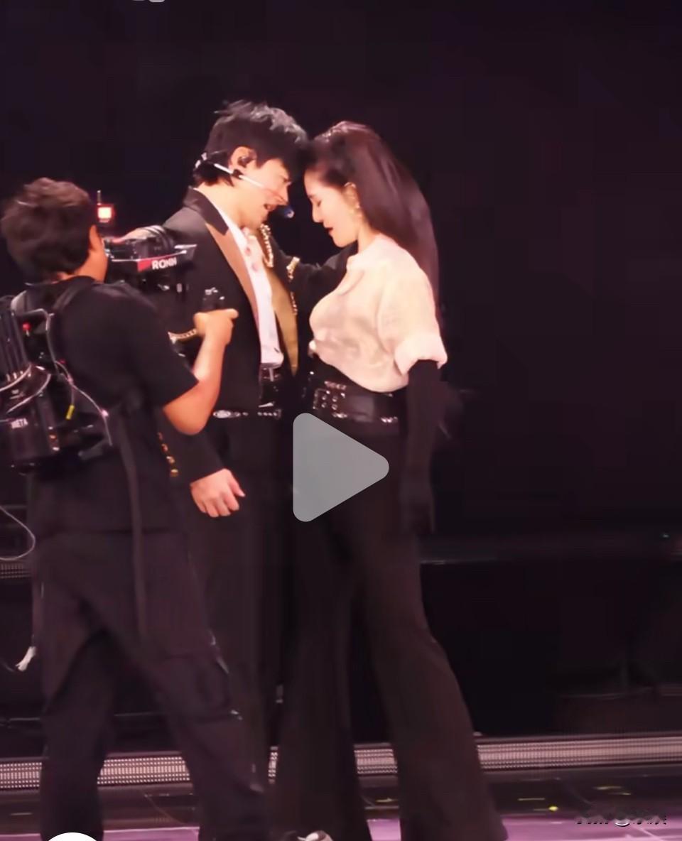 不行我真的受不了了，太甜了，把娜娜脸扳回来那好有占有欲[吃瓜]最后一下感