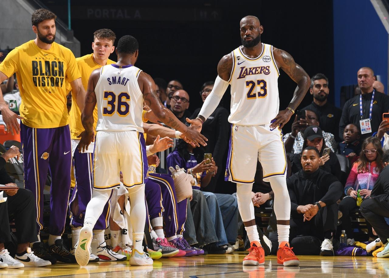 没有惊奇还叫季后赛吗？当初有多少人预测火箭4-0湖人？G3加时太燃了，41岁詹姆