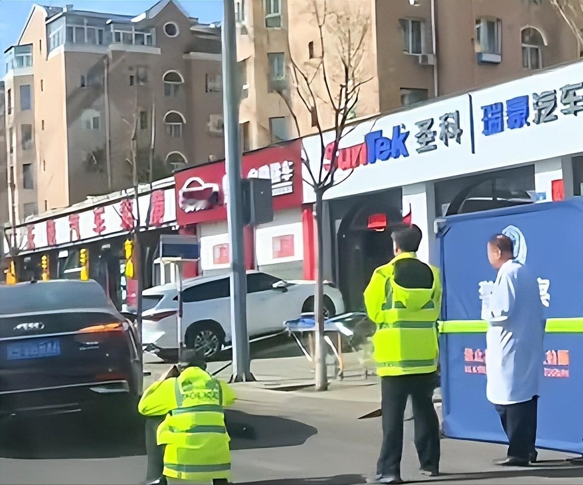 太痛心！山西大同，一对60岁左右的老夫妻骑着电动车正常行驶，路边一辆别克车突然开